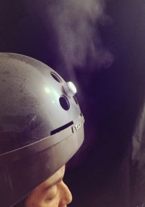 ドライヤーで保湿している男性