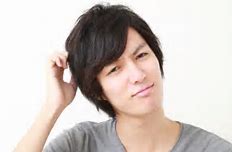 頭がかゆい男性