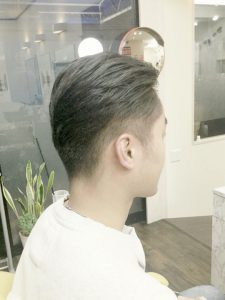 ツーブロック男性のスタイル写真