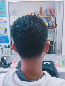 ツーブロック男性の後ろ姿
