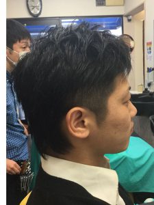ツーブロック男性のスタイル写真