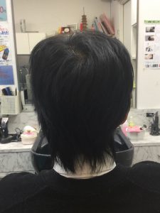 ツーブロック男性の後ろ姿