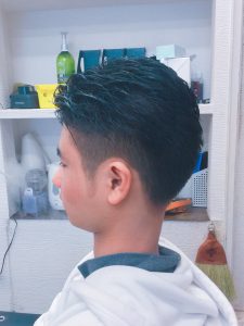 ツーブロック男性のスタイル写真