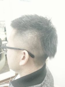 ツーブロック男性の後ろ姿
