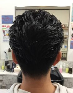 ツーブロック男性の後ろ姿