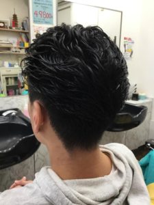 ツーブロック男性の後ろ姿