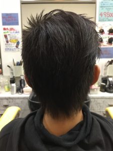 ツーブロック男性の後ろ姿