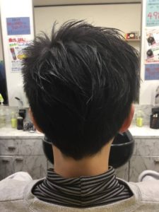小学生ツーブロックアシンメトリーの男の子
