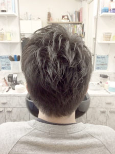 ツーブロック男性の後ろ姿