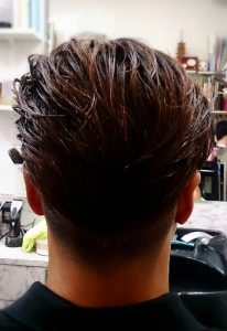 ツーブロック男性の後ろ姿