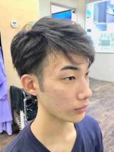 大学生ツーブロックサイドから見たヘアスタイル写真
