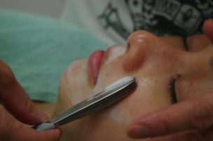 顔そりされている女性の画像