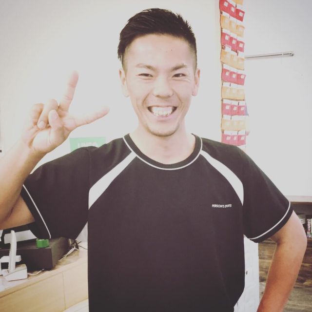 男性が立っている画像