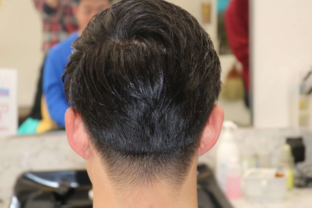 10代ツーブロックスタイルの男性の画像