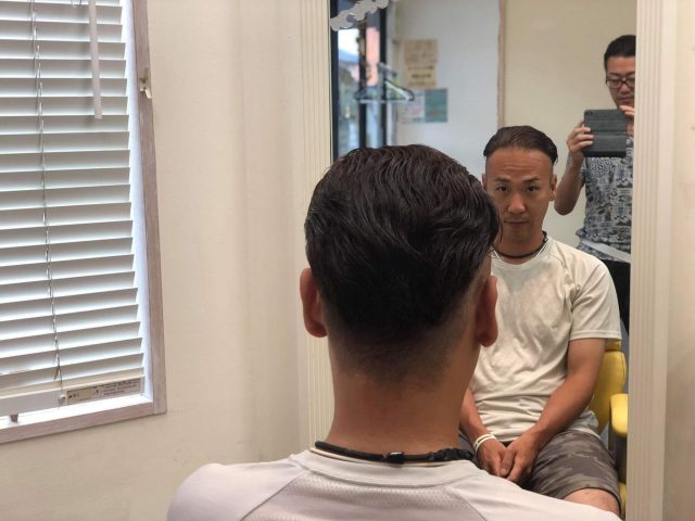 30代横ツーブロック後ろ刈り上げスタイルの男性の画像