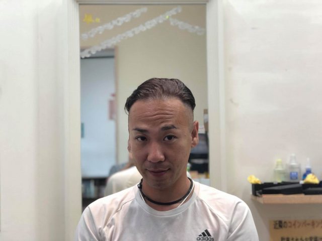 30代横ツーブロック後ろ刈り上げスタイルの男性の画像
