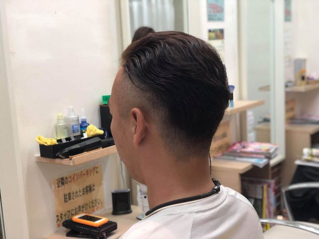 30代横ツーブロック後ろ刈り上げスタイルの男性の画像