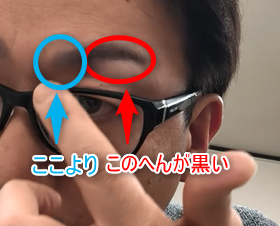 眉毛を触る男性理容師の画像